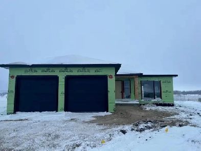 3 Bed 2 Bath Home in Steinbach Image# 2