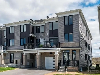 Barrhaven End Unit Townhouse for SALE! Image# 1