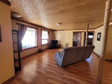 FURNISHED ACREAGE CALGARY OKOTOKS DEWINTON WIFI TV UTIL INCLUDED Image# 1