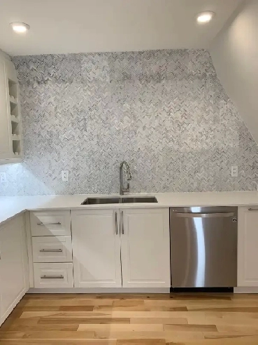 LUXURY 2 BED APT. IN GOLDEN TRIANGLE Avail. May 1st Image# 1