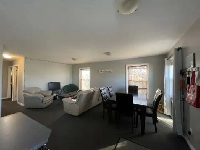 2 Rooms available in 5-Bedroom, 2-Bathroom House (Students Only) Image# 1