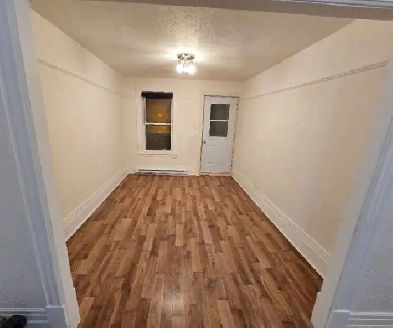 Grand 3 1/2 rénové TOUT INCLUS! Image# 1