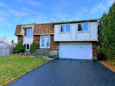 PresenlTheOnly4bed2garageHouseBelow700k$ForSaleInMontrealIsland Image# 1