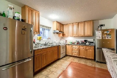 $890, 1 block to Broadway & Commercial Sky Train Station, Apr 01 Image# 1