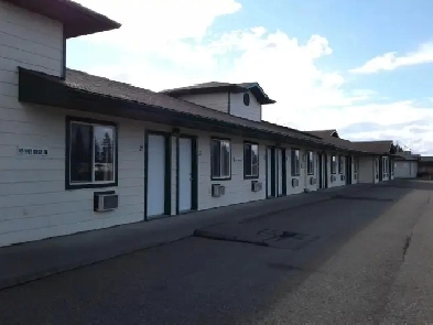 Nice 38 unit motel with large parking located right on main ave. Image# 1