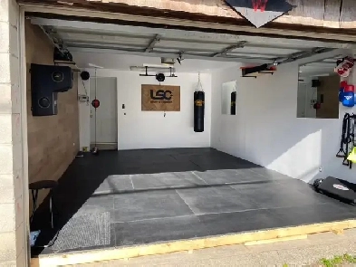 PRIVATE ALLEY GARAGE - HYDRO PANEL - WALK TO SUBWAY Image# 1