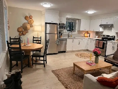 2 Bedroom, 1 Bathroom South Surrey Image# 1