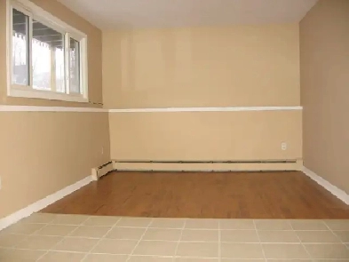 May 1 Large 2 Bedroom   Den Apartment Allan Street Near Downtown Image# 1