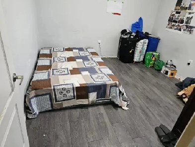 Hamilton, Stoney Creek: Spacious, Furnished Room for rent Image# 1