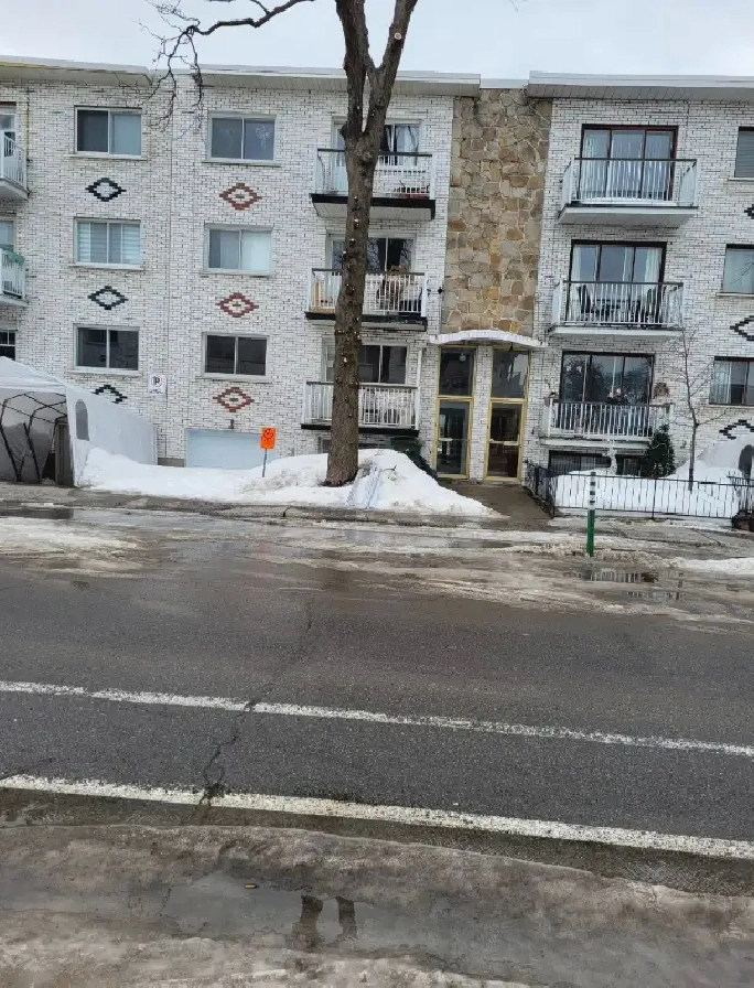 Grand5-1/2 avec stationnement à louer,5 minutes à pied du métro in City of Montréal,QC - Apartments & Condos for Rent