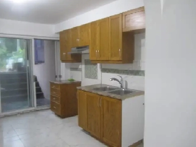 GRAND 2 1/2 A LOUER DANS UN TRIPLEX Image# 1