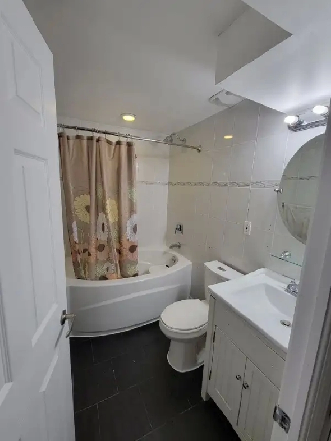 Room for rent for girl in City of Toronto,ON - Room Rentals & Roommates