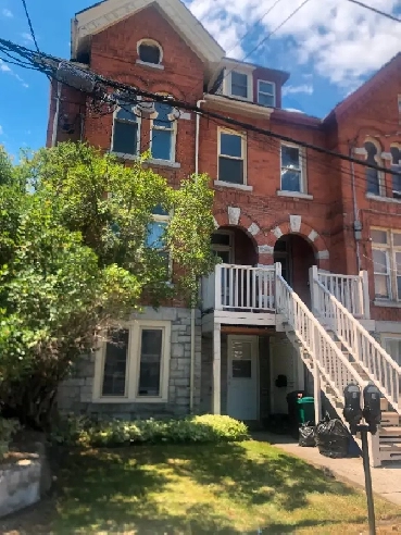 Renovated 2 Bedroom in Downtown Heritage Building (All Inclus.) Image# 1