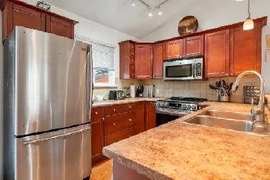 Cozy 3 bed 2 bath fully fenced rancher- perfect for a family Image# 3