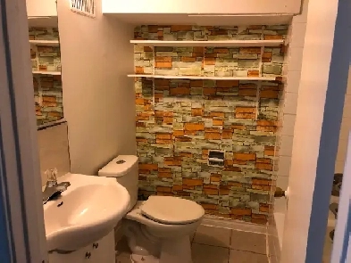 PRIVATE ROOM UPSTAIRS-GREAT AREA NEAR PLAZA/BUS STEELES/BATHURST