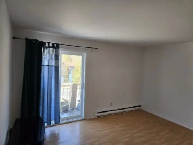 GRAND 4 1/2 LIBRE IMMÉDIATEMENT Image# 1