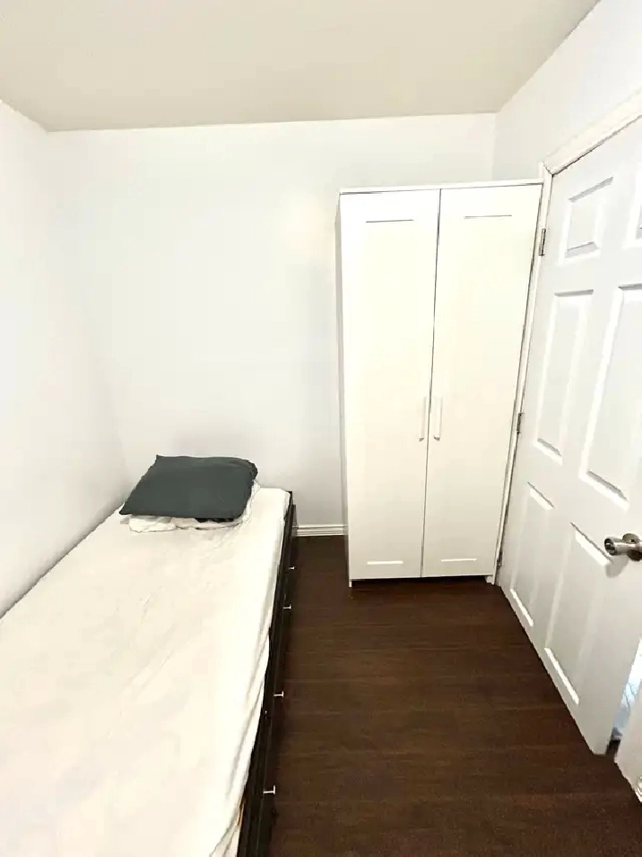 Room for rent $400.00 in Calgary,AB - Room Rentals & Roommates