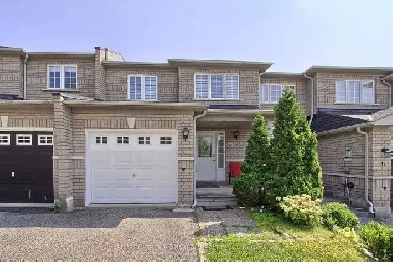 Freehold 3 bedroom townhouse in High demand Maple location. Brig Image# 1