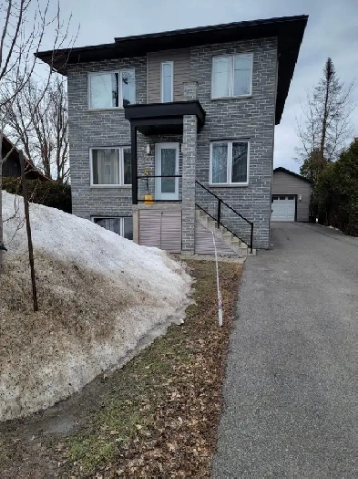 Appartement 6 et demi sur 2 étages à Louer à Saint-Eustache Image# 1