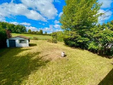 A LOUER - 8 ½ MAISON ENTIÈREMENT RÉNOVÉE & GRAND TERRAIN INTIME Image# 1