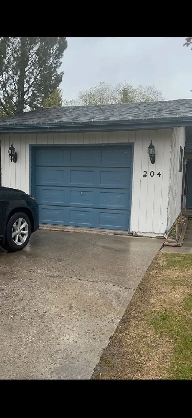 available Apr 1, 3 bedroom 1.5 bathroom  single garage ranchland Image# 1