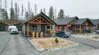 Elegant Home with a Scenic Backdrop in Forest Crowne Image# 4