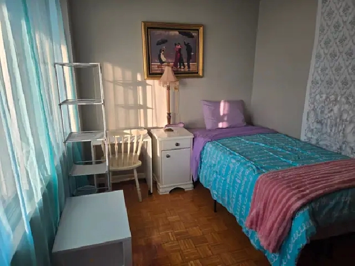 Bright cozy Den for rent for female in City of Toronto,ON - Room Rentals & Roommates