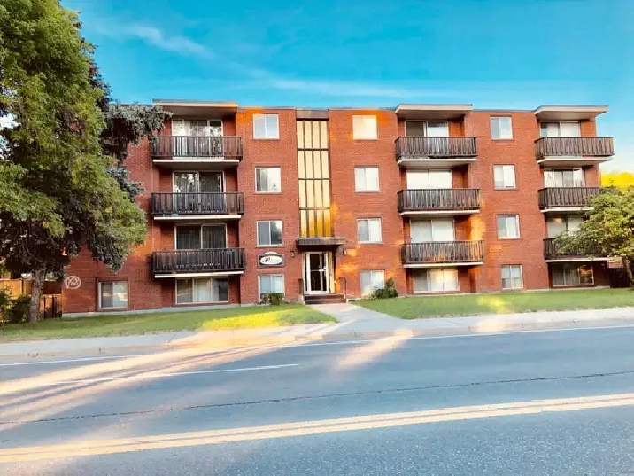 Super large 2 bed suite in Kensington, close to LRT, Shops & DT in Calgary,AB - Apartments & Condos for Rent