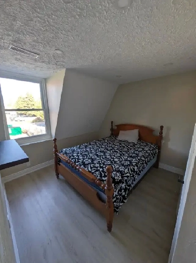 Bedroom for rent in a 3 bedroom house. Image# 1
