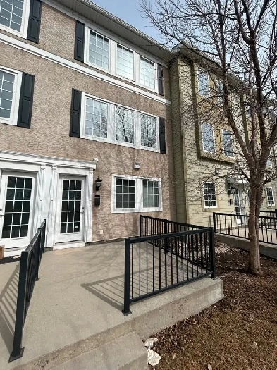 FANTASTIC 1547SQFT TOWNHOME IN BRIDGEWATER READY FOR QUICK POSS Image# 1