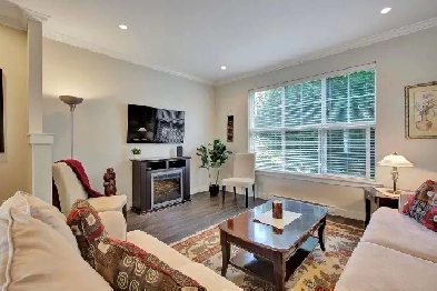 Furnished 3 bed 3 bath Townhouse Image# 1