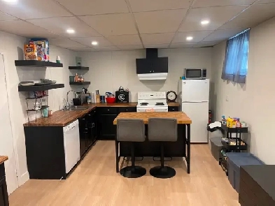 2 Bed - 1 Bath - Separate Entrance - 2Min from LTR Train - UofA Image# 1