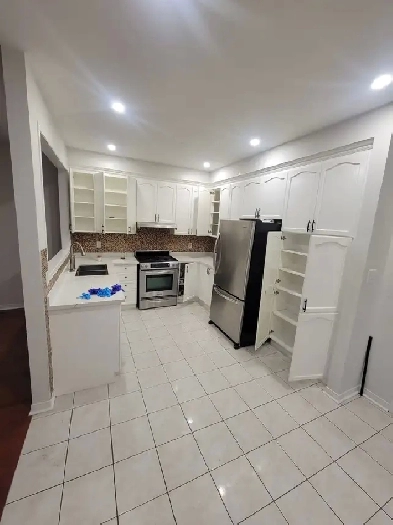 HOUSE AVAILABLE NEAR ERIN MILLS , MISSISSUAGA Image# 1