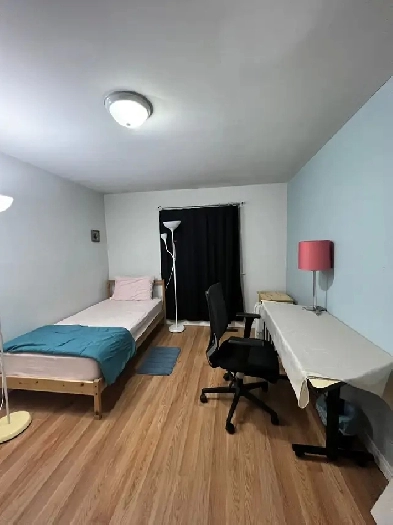 Private room in a clean house near UTM Image# 1