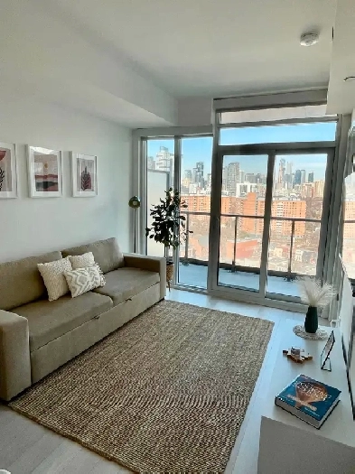 1 Bedroom Condo   Locker | 17th Floor | Bright & Open Image# 1