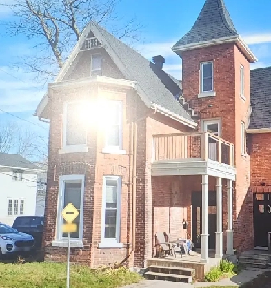 1 BDRM Apt. Close to Queens/KGH  $1700.00 plus June 1st 2025. Image# 5
