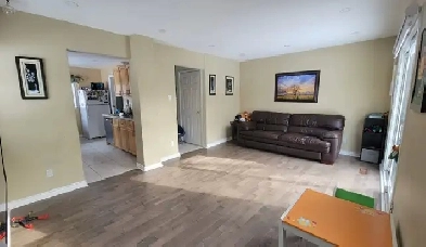 4 Beds - 2 Baths - 2 Parking, Townhouse in Scarborough - $ 3,295 Image# 1