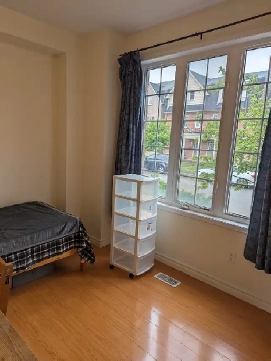 May 1st For Female Large Furnished room Parking @York University Image# 1