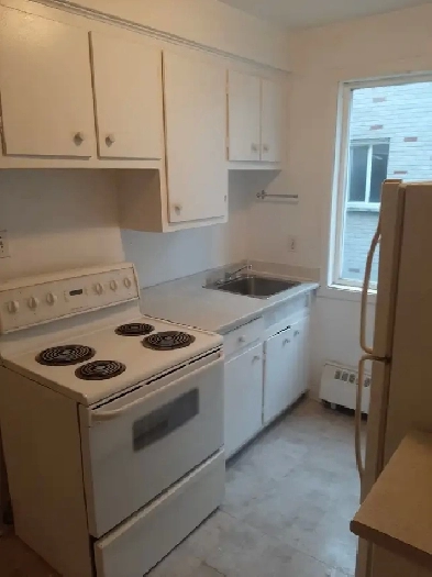 Lasalle Grand 2 ½ disponible pour maintenant ou avril. Image# 1