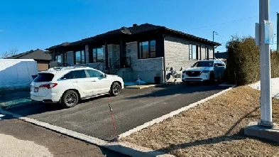Maison jumelée haut de gamme près de tous les services Image# 2