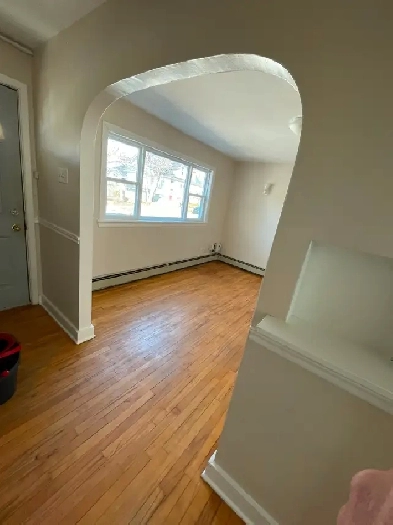 Central Spacious 1 bedroom, Exterior entrance, Available May 1st Image# 3