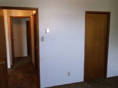 Spacious 1 Bedroom Apt. With Parking & In-Building Laundry Image# 2