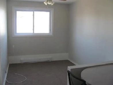 3 1/2 au pied de la gare de train à Ste-Thérèse - juillet Image# 1