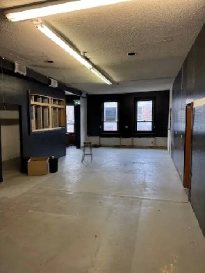 Queen-Spadina 2nd floor studio/office Image# 1