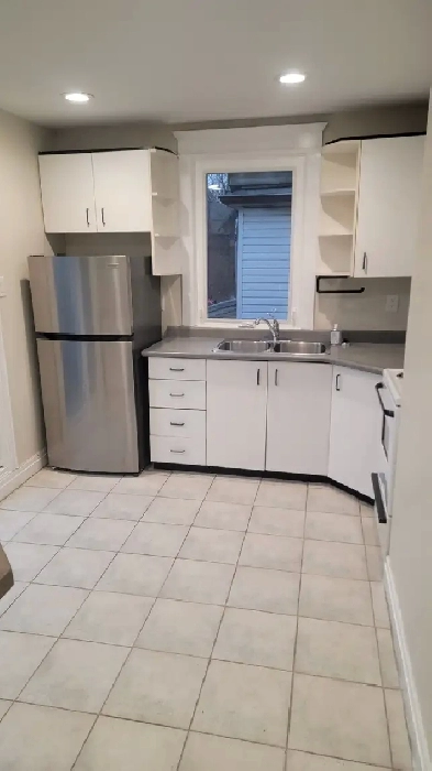 Roncesvalles Village, Large 2 Bedroom, Den, Livin Rm, Very Clean Image# 4