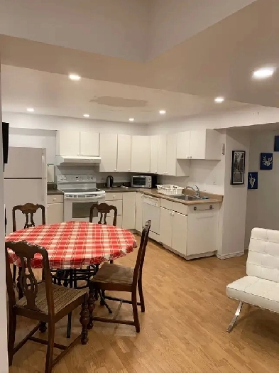 Lage Room in Flat-Share w Private Bathroom - Metro Snowdon Image# 1