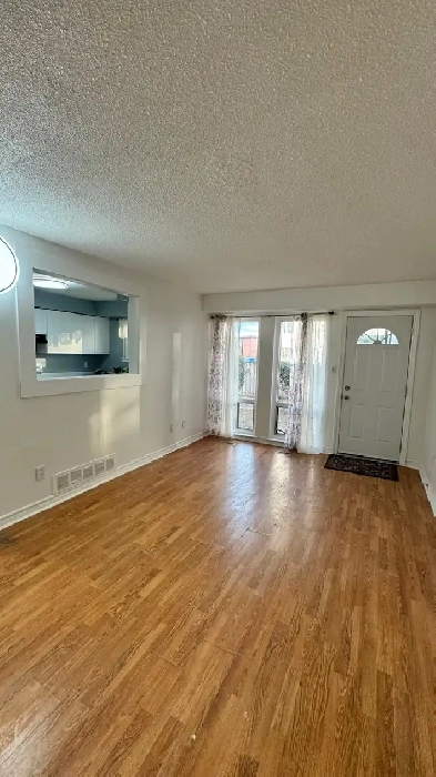 3-Bedroom Townhouse in North Oshawa – Utilities Include Image# 1