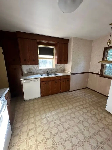 BRIGHT AND SPACIOUS ROOM FOR RENT - LAKESHORE ETOBICOKE Image# 1