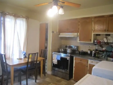 GRAND 2 1/2 A LOUER D'UN TRIPLEX Image# 1