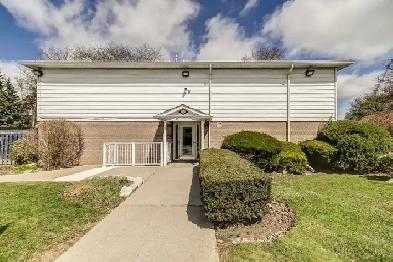 3 Bed, 2 Bath, 1 Parking Townhome Rathburn/West Mall Image# 1